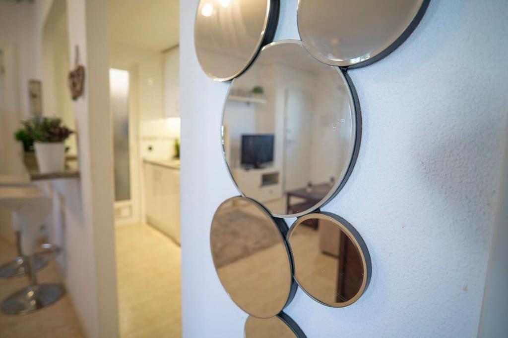 Koupelna v ubytování Spacious ground floor apartment overlooking the beautiful communal pool