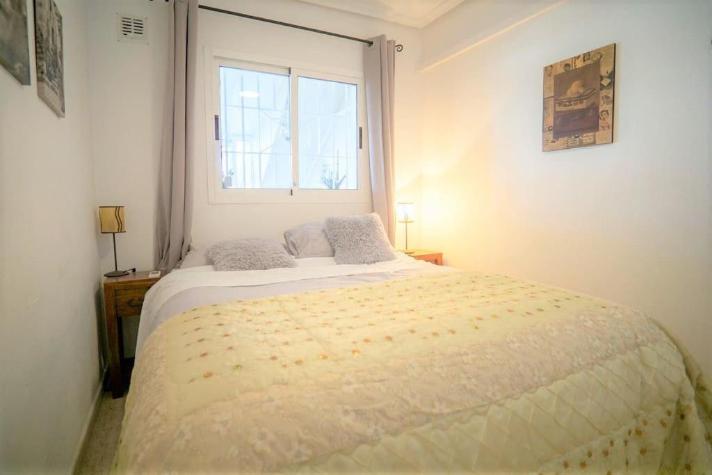 Postel nebo postele na pokoji v ubytování Spacious ground floor apartment overlooking the beautiful communal pool