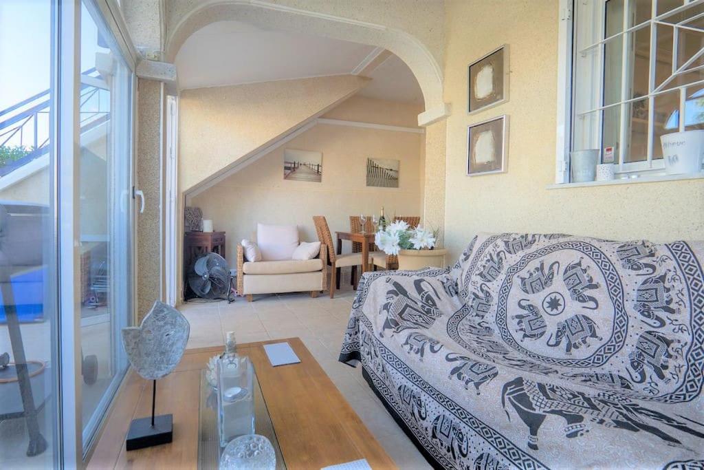 Posezení v ubytování Spacious ground floor apartment overlooking the beautiful communal pool