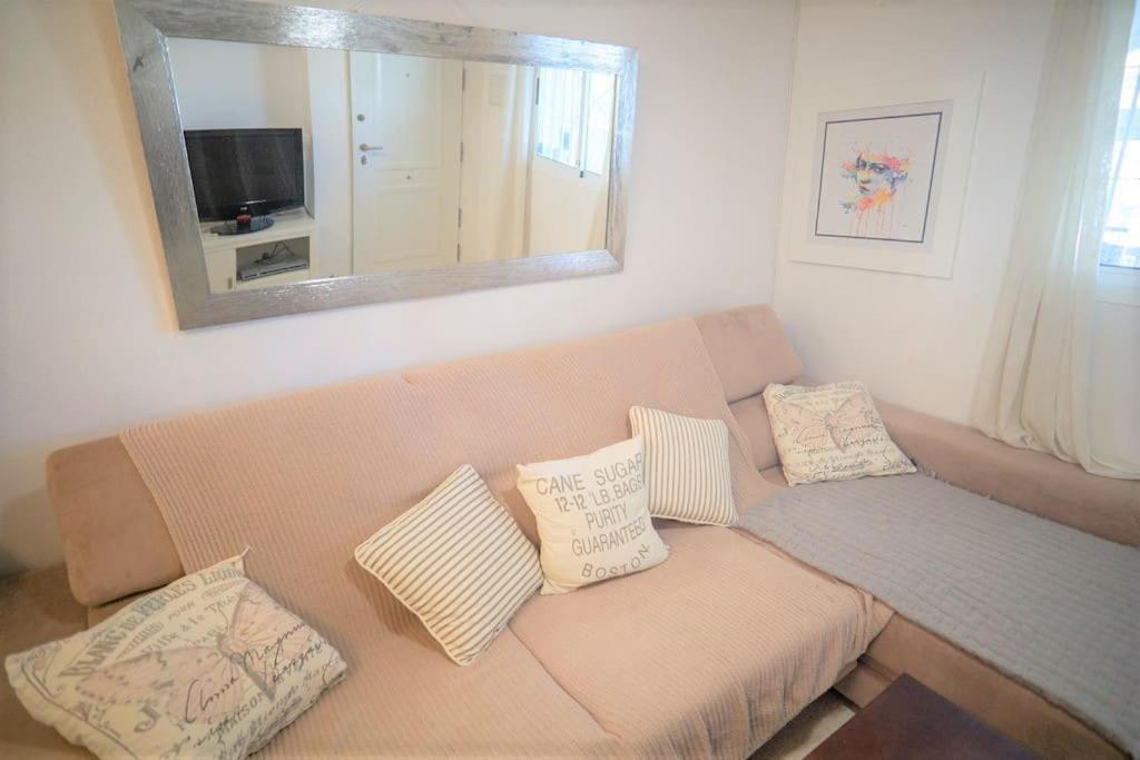 TV a/nebo společenská místnost v ubytování Spacious ground floor apartment overlooking the beautiful communal pool