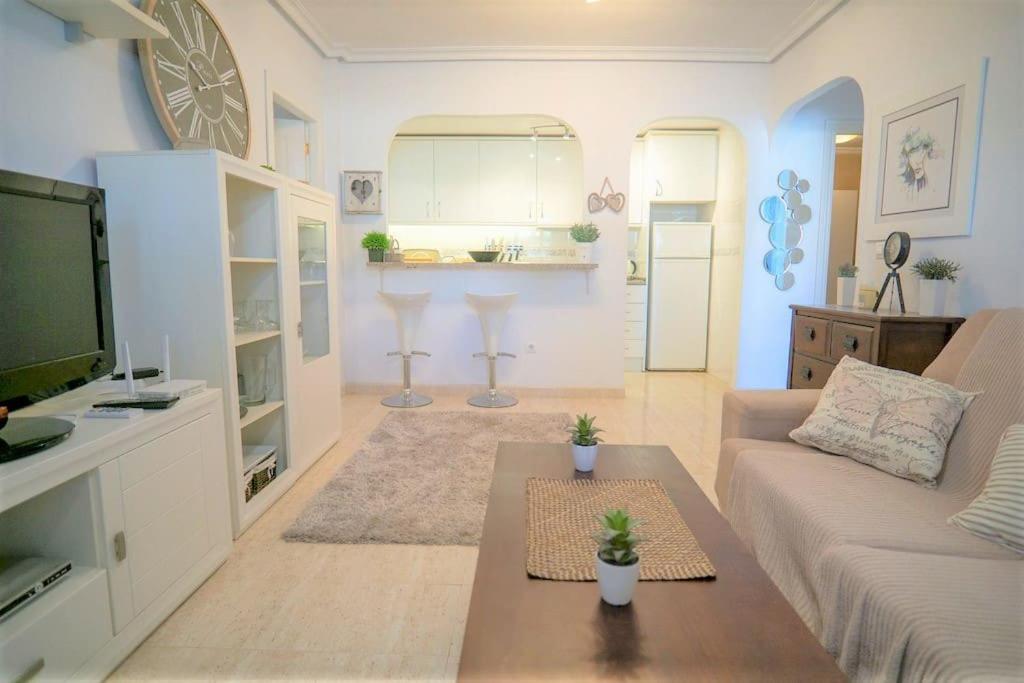 TV a/nebo společenská místnost v ubytování Spacious ground floor apartment overlooking the beautiful communal pool