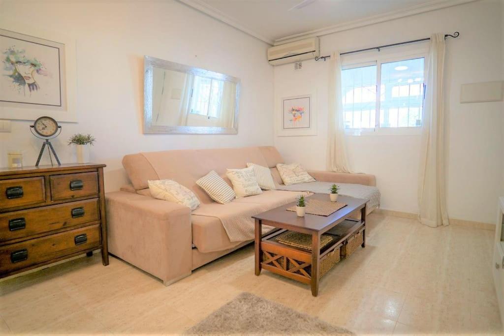 Posezení v ubytování Spacious ground floor apartment overlooking the beautiful communal pool