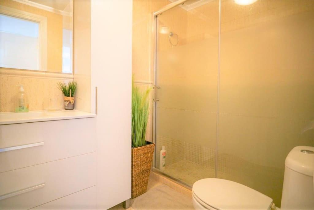 Koupelna v ubytování Spacious ground floor apartment overlooking the beautiful communal pool