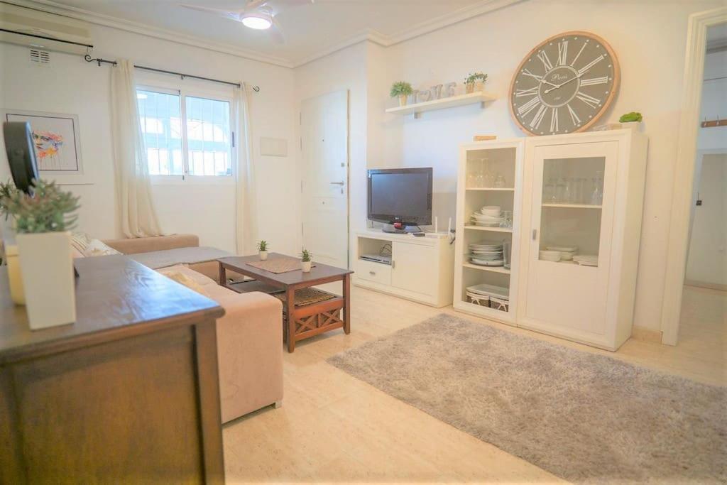 TV a/nebo společenská místnost v ubytování Spacious ground floor apartment overlooking the beautiful communal pool