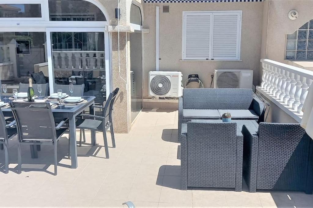 Posezení v ubytování Spacious ground floor apartment overlooking the beautiful communal pool