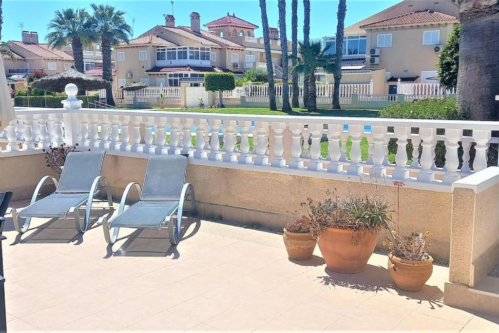 Balkón nebo terasa v ubytování Spacious ground floor apartment overlooking the beautiful communal pool