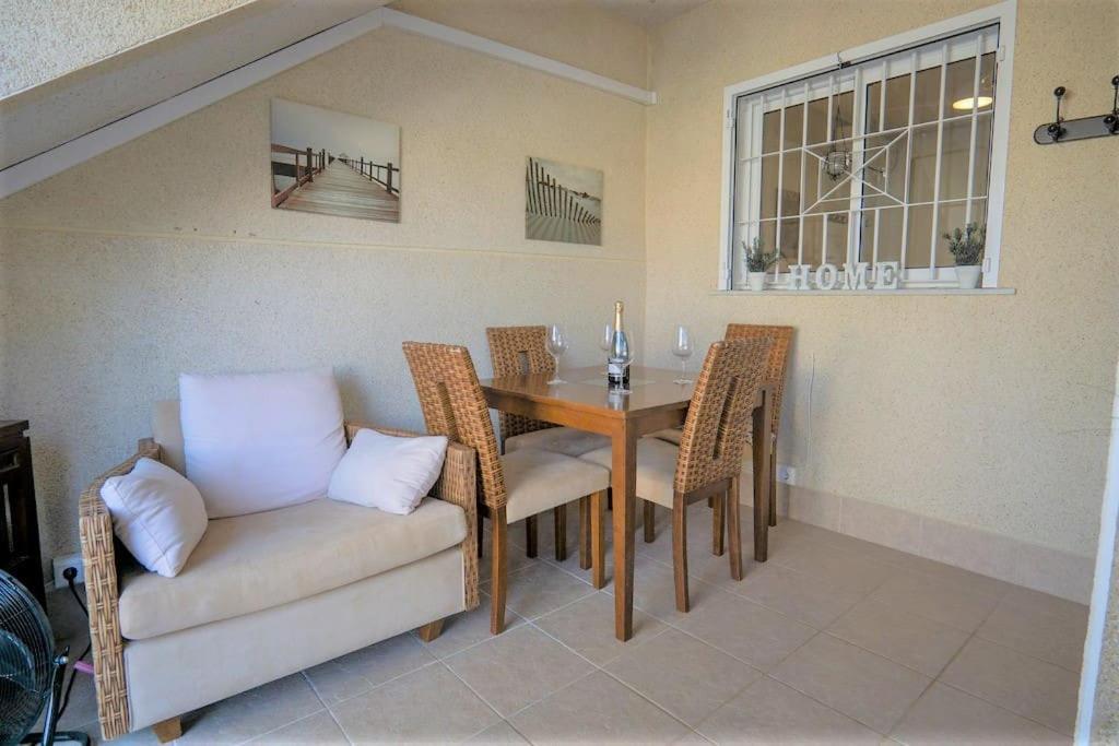 Posezení v ubytování Spacious ground floor apartment overlooking the beautiful communal pool