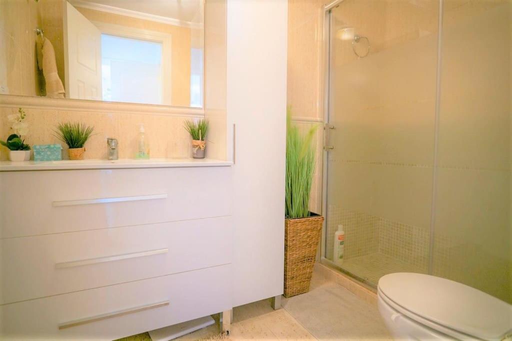 Koupelna v ubytování Spacious ground floor apartment overlooking the beautiful communal pool