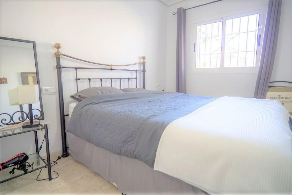 Postel nebo postele na pokoji v ubytování Spacious ground floor apartment overlooking the beautiful communal pool