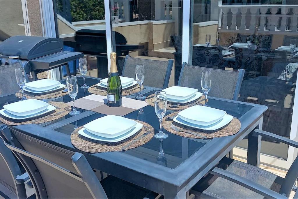 Restaurace v ubytování Spacious ground floor apartment overlooking the beautiful communal pool