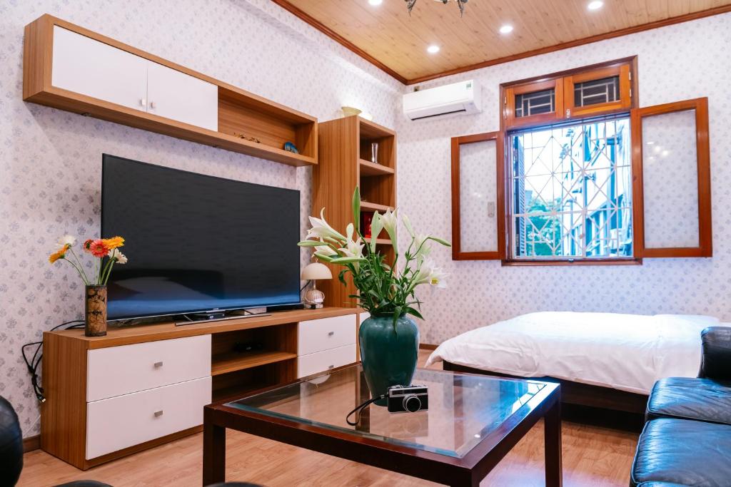 TV a/nebo společenská místnost v ubytování Hola House Hanoi
