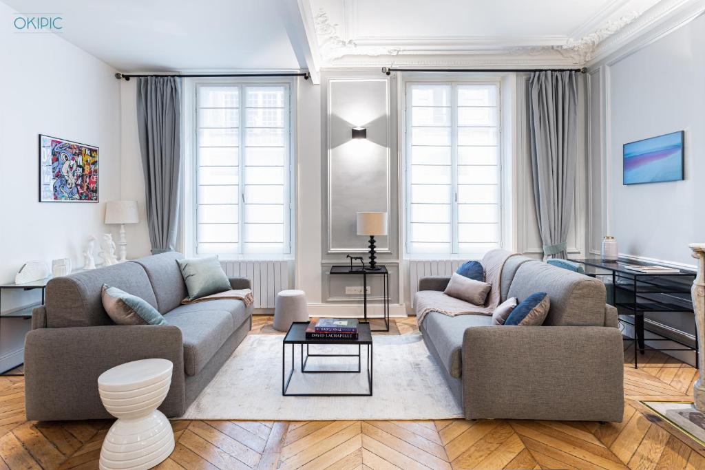 un salon avec deux canapés et une table dans l'établissement King Size beds - Zen Monceau, à Paris