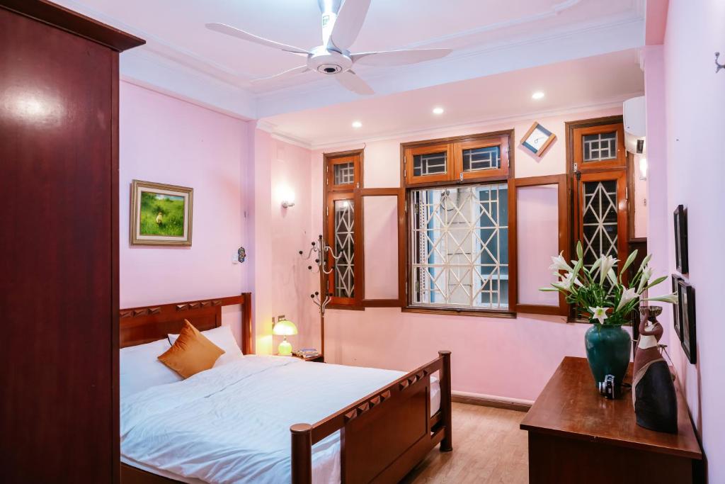 Postel nebo postele na pokoji v ubytování Hola House Hanoi