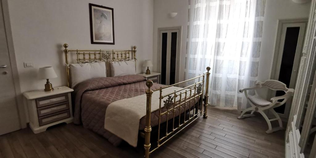 um quarto com uma cama, uma secretária e uma cadeira em Casa Magnolia em Montalbano