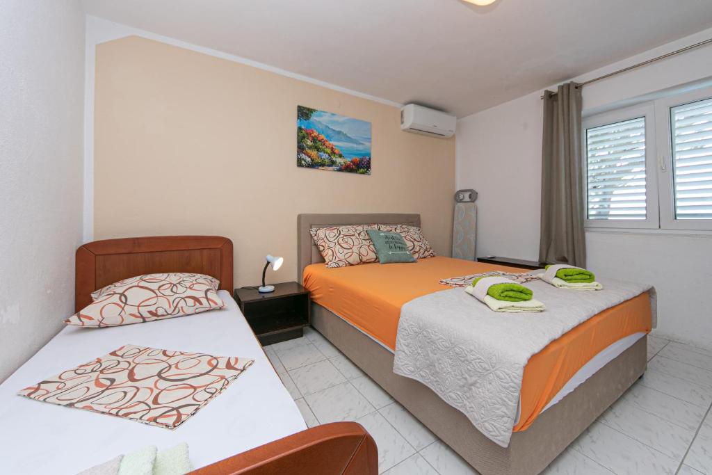 Postel nebo postele na pokoji v ubytování Apartmani Jakiruša