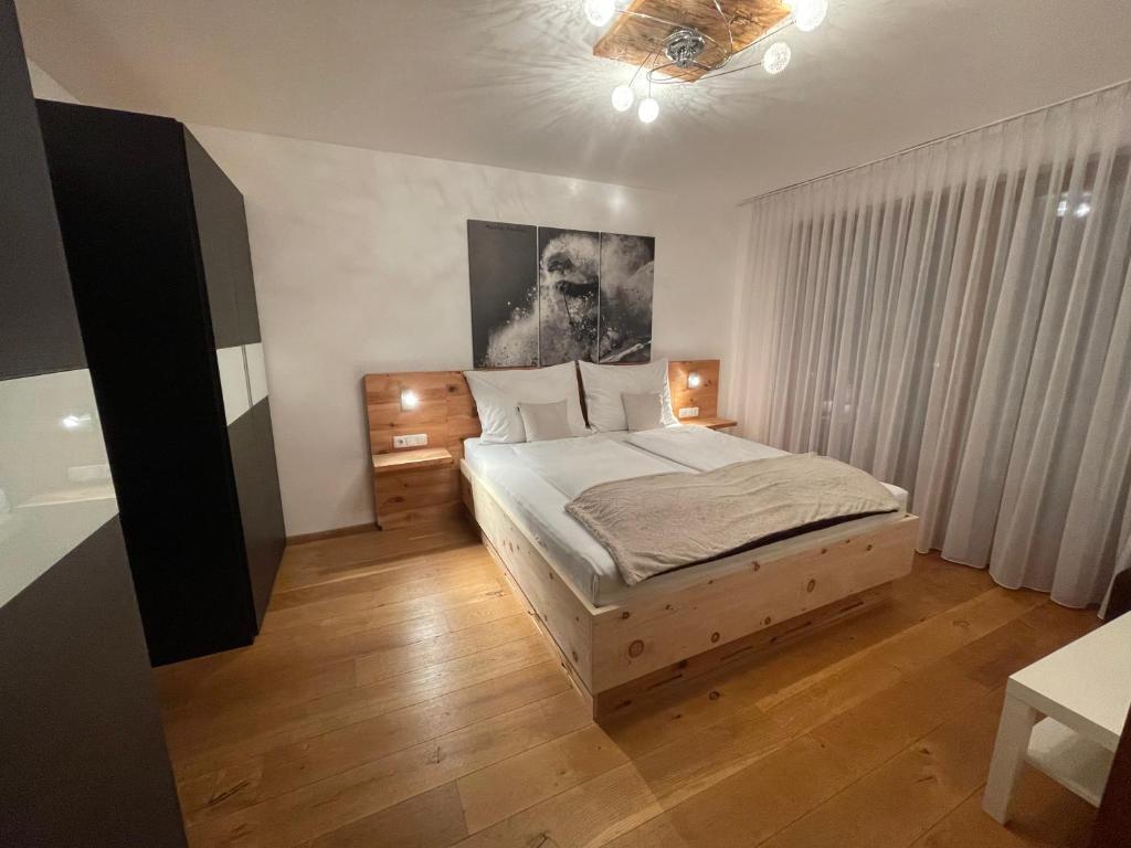 Un pat sau paturi într-o cameră la Mona Apartment