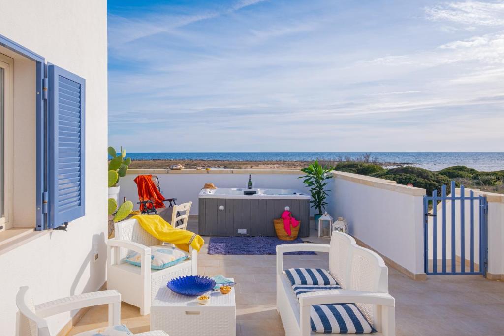 Balkón nebo terasa v ubytování Villette Lux Fronte Spiaggia - Torre Pali