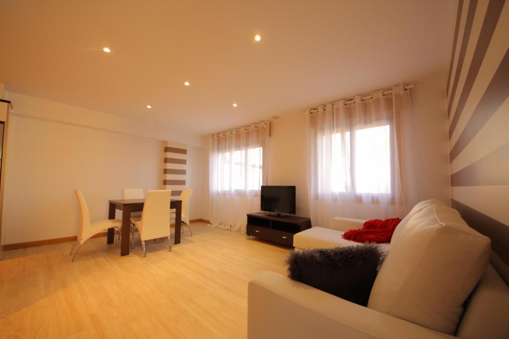 A television and/or entertainment centre at Apartamentos Montalvo Leiro