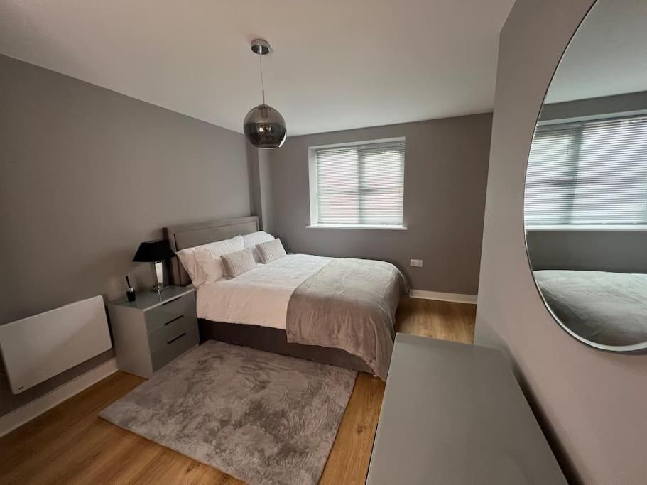 - une chambre avec un lit et un grand miroir dans l'établissement Apartment in Birkdale - 2 bedrooms, à Southport