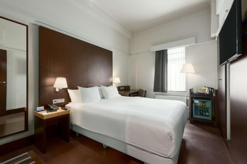 Postel nebo postele na pokoji v ubytování NH Atlanta Rotterdam Hotel