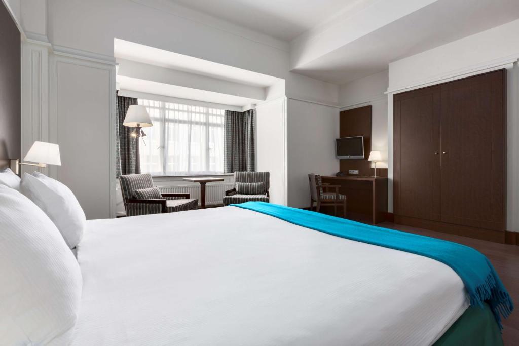 Postel nebo postele na pokoji v ubytování NH Atlanta Rotterdam Hotel