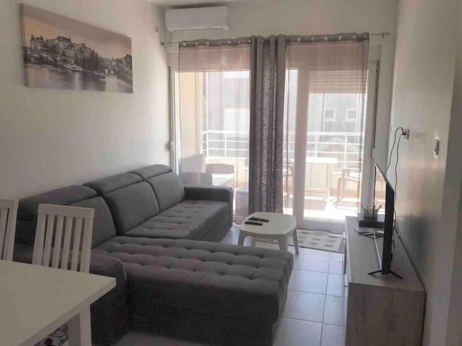 a living room with a couch and a table at Très beau 2 pièces dans la jolie ville de Bijela - Appart numéro 6 in Bijela