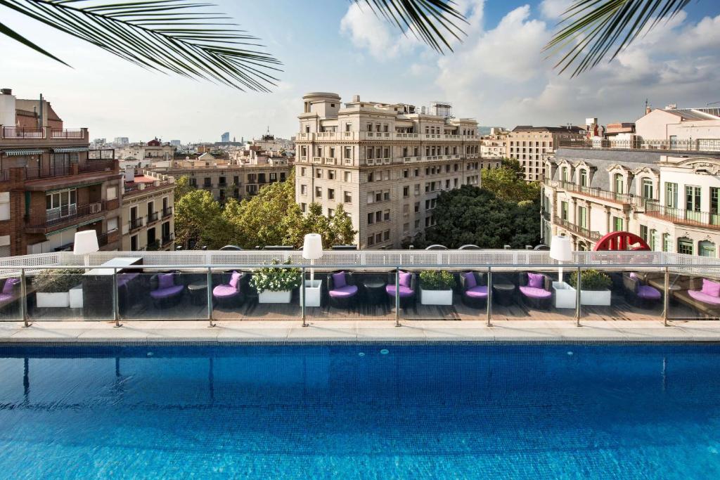 - une vue depuis le toit d'un immeuble avec piscine dans l'établissement NH Collection Barcelona Podium, à Barcelone