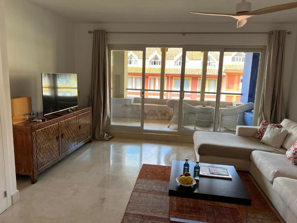 Telewizja i/lub zestaw kina domowego w obiekcie Apartamento Puerto Sotogrande Marina