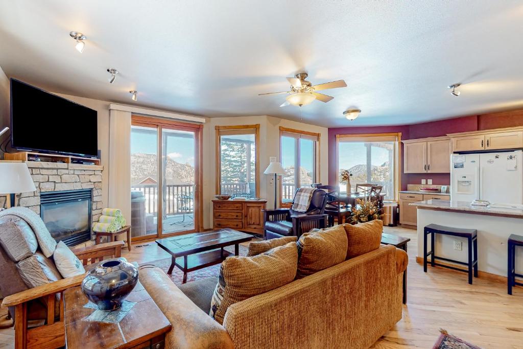 un soggiorno con un divano e un tavolo di Terra Tomah Mountain Unit 40B Permit #6054 a Estes Park