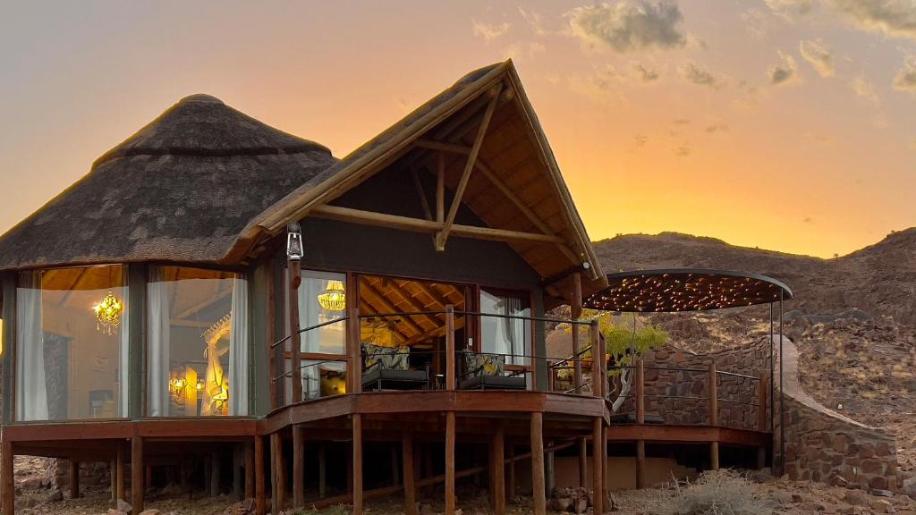 dom na pustyni z dachem krytym strzechą w obiekcie Namib Outpost w mieście Sesriem