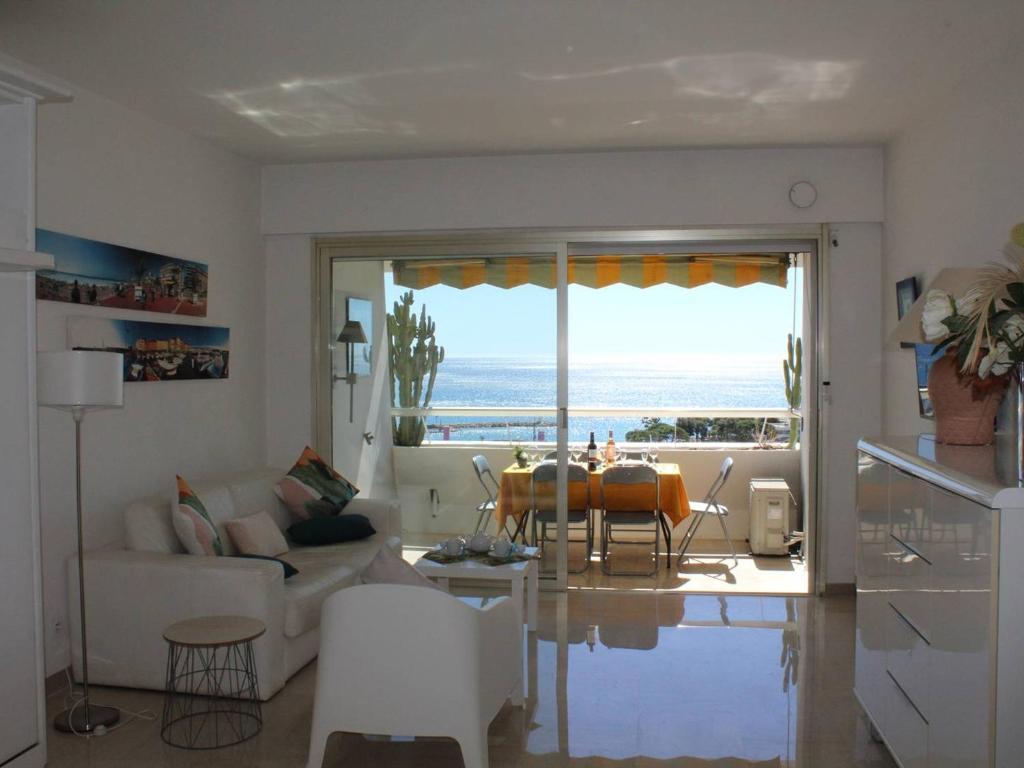 un salon avec un canapé et une table dans l'établissement Studio cosy climatisé avec vue mer - 4 couchages, Villeneuve-Loubet Plage - FR-1-252A-17, à Villeneuve-Loubet
