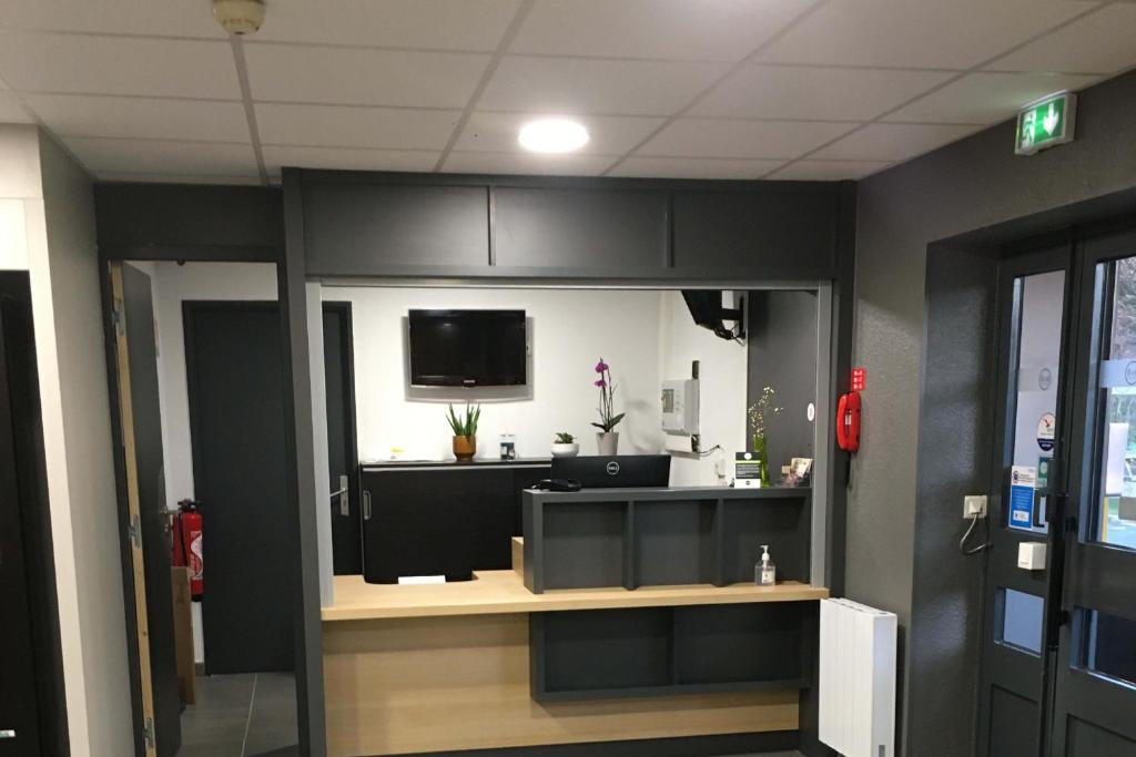 TV a/nebo společenská místnost v ubytování B&B HOTEL Le Tréport Friville