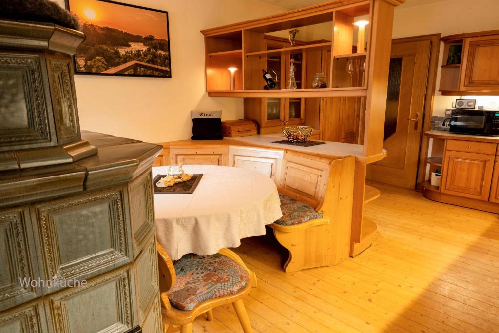 een keuken met een tafel in het midden van een kamer bij GORI Boutique Apartments – Tirol in Reutte