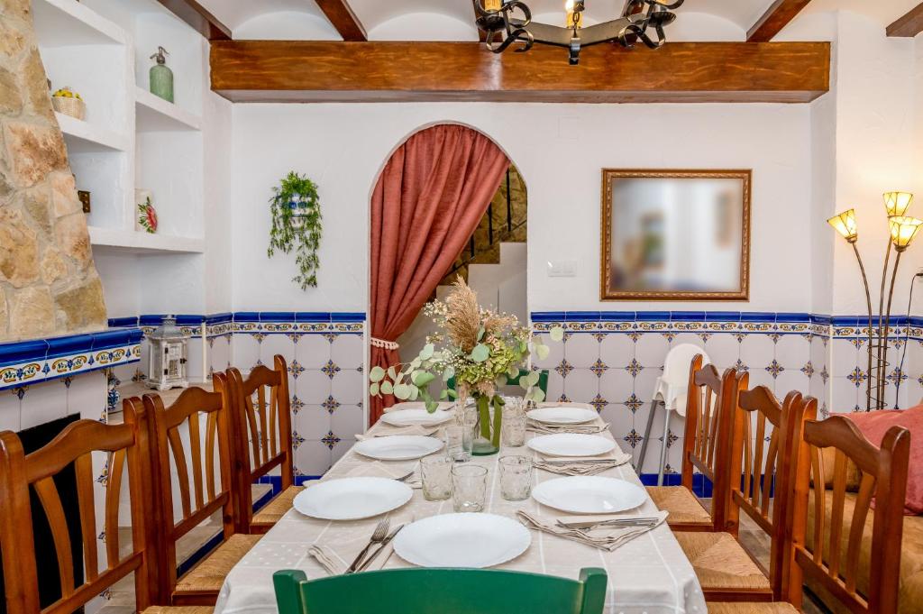 a dining room with a long table and chairs at Casa rural la balsa in Anna