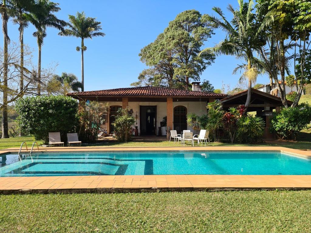 una casa con piscina en el patio en Sitio Santa Filomena, en Vinhedo