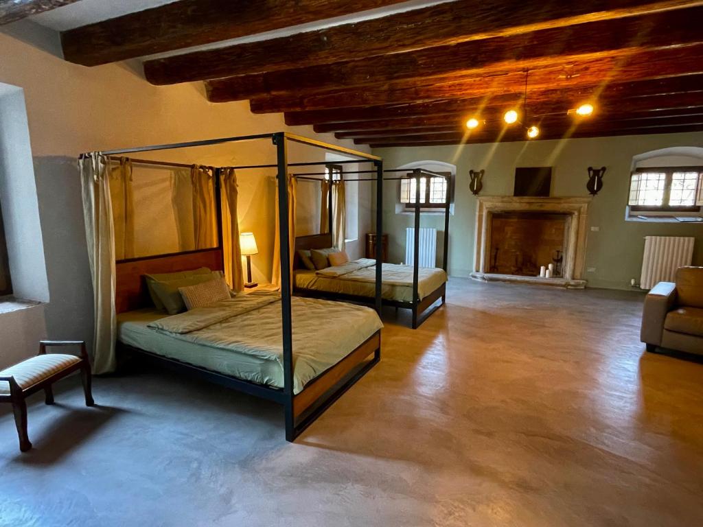 een slaapkamer met 2 bedden in een kamer bij Guesthouse Corte Marzago - adults friendly in Salionze