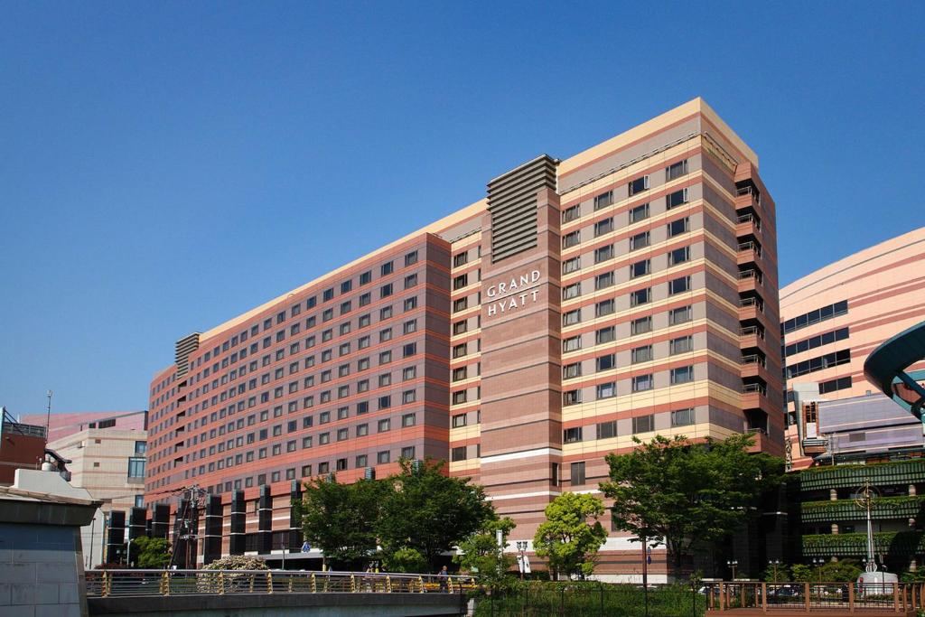 un gran edificio con un cartel en el costado en Grand Hyatt Fukuoka en Fukuoka