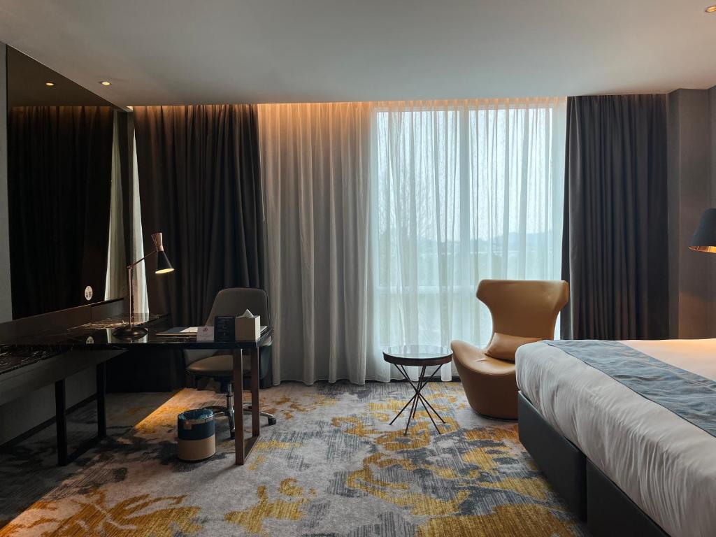 Postel nebo postele na pokoji v ubytování Ames Hotel