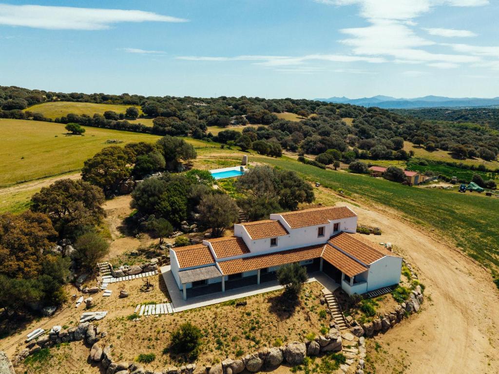 uma vista aérea de uma casa com piscina em Agriturismo Bed and Breakfast Tanca Taroni em Telti