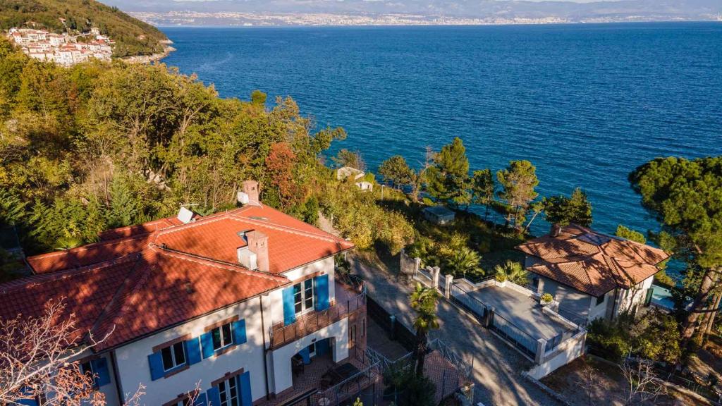 una vista aérea de una casa al lado del agua en Luxury villa with stunning view, en Mošćenička Draga