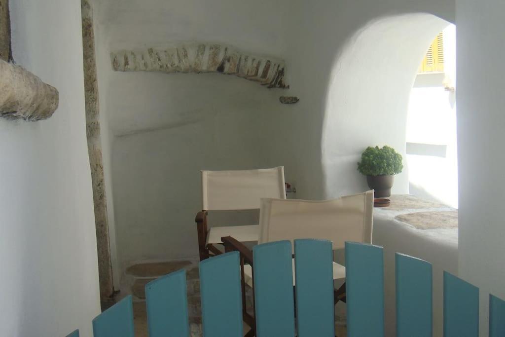 a dining room with a table and chairs in a room at Παλιό κελάρι σε πέτρινο σπίτι in Áno Potamiá