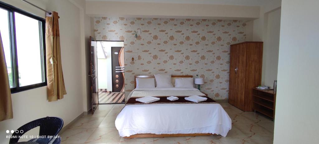 Postel nebo postele na pokoji v ubytování Mango Valley Resort Ganpatipule