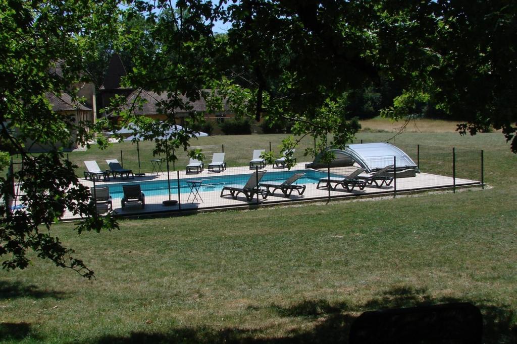 Bazén v ubytovaní Gite 2 pièces Parc des Chamois piscine chauffée alebo v jeho blízkosti