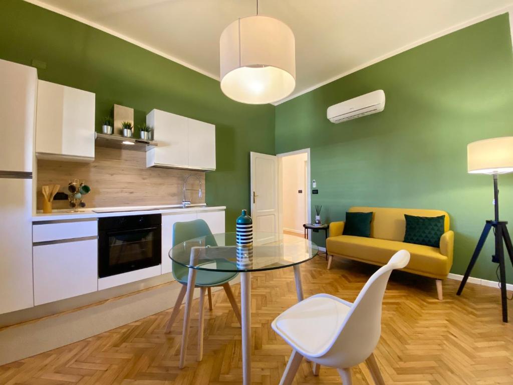 Garibaldi 36 Apartament في سان جيوفاني فالدارنو: غرفة معيشة مع طاولة زجاجية وأريكة