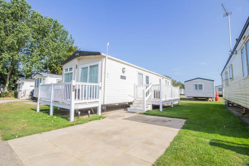 Hopton on SeaにあるLuxury 6 Berth Caravan For Hire At Broadlands Sands Holiday Park Ref 20340bsの白屋