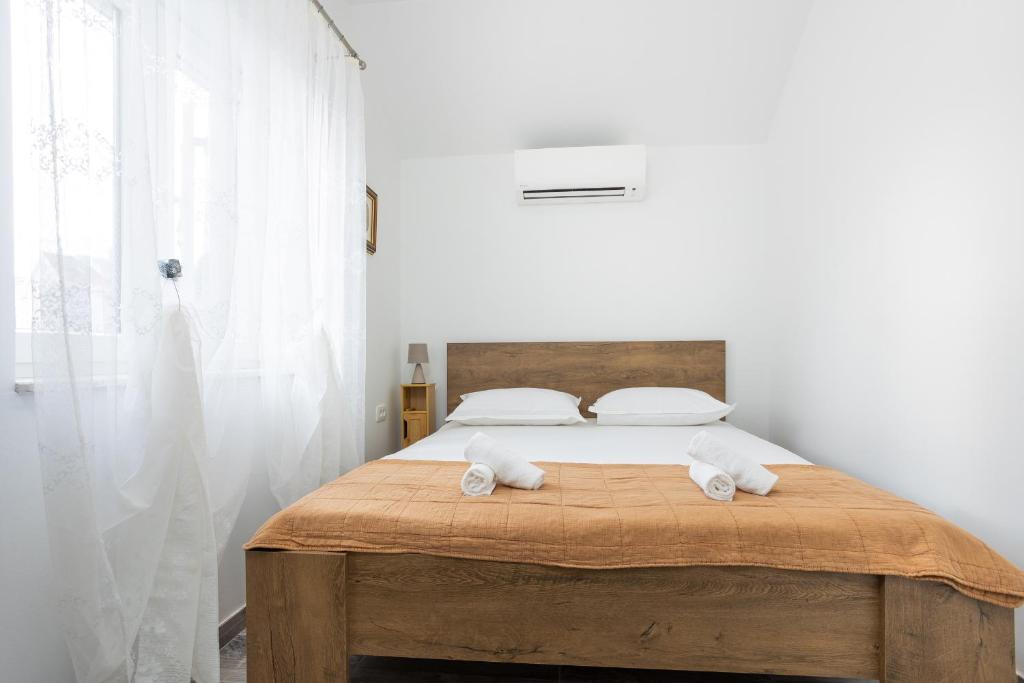 um quarto com uma cama com duas toalhas em Residence Marina em Split
