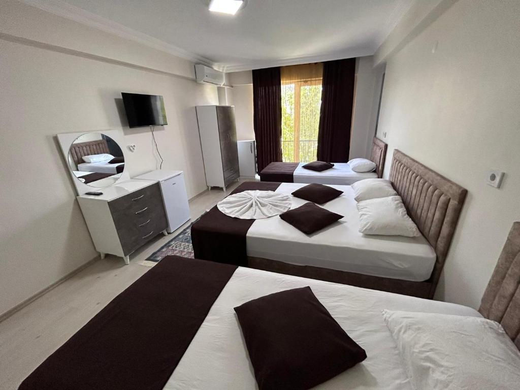 Habitación de hotel con 2 camas y espejo en Paradise Boutique hotel en Pamukkale