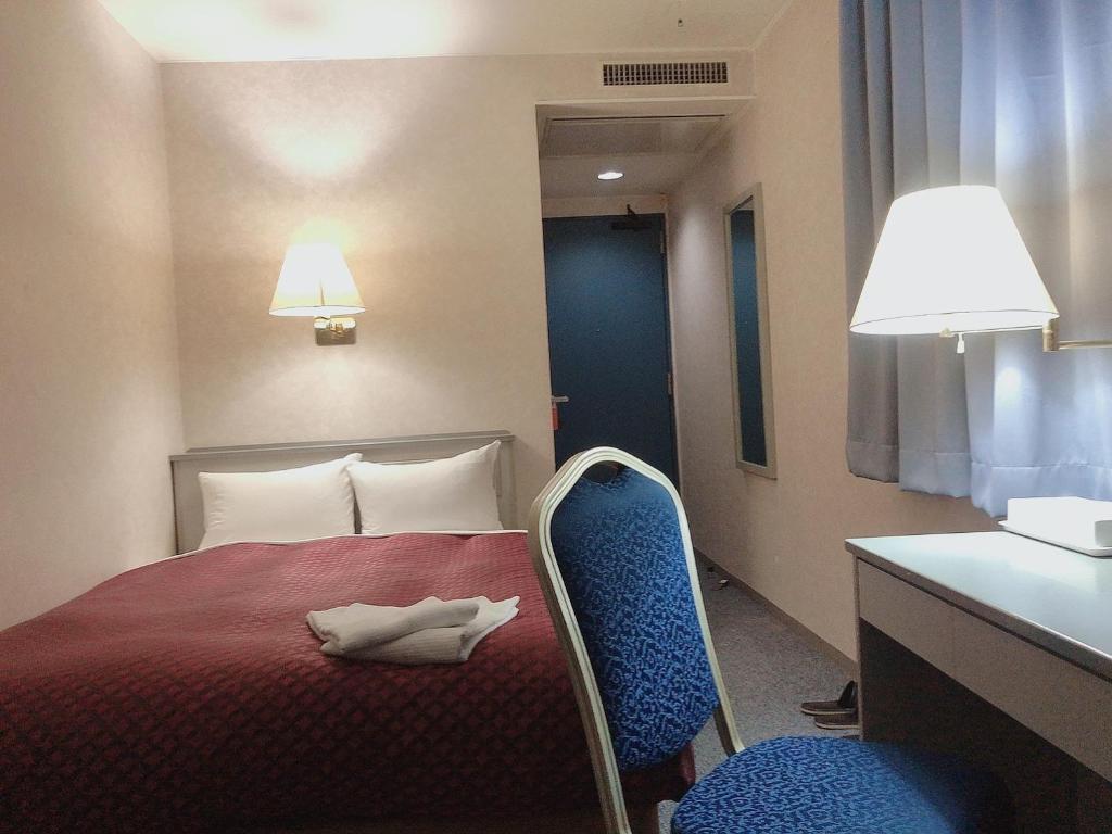 Postel nebo postele na pokoji v ubytování Seagrande Shimizu Station Hotel