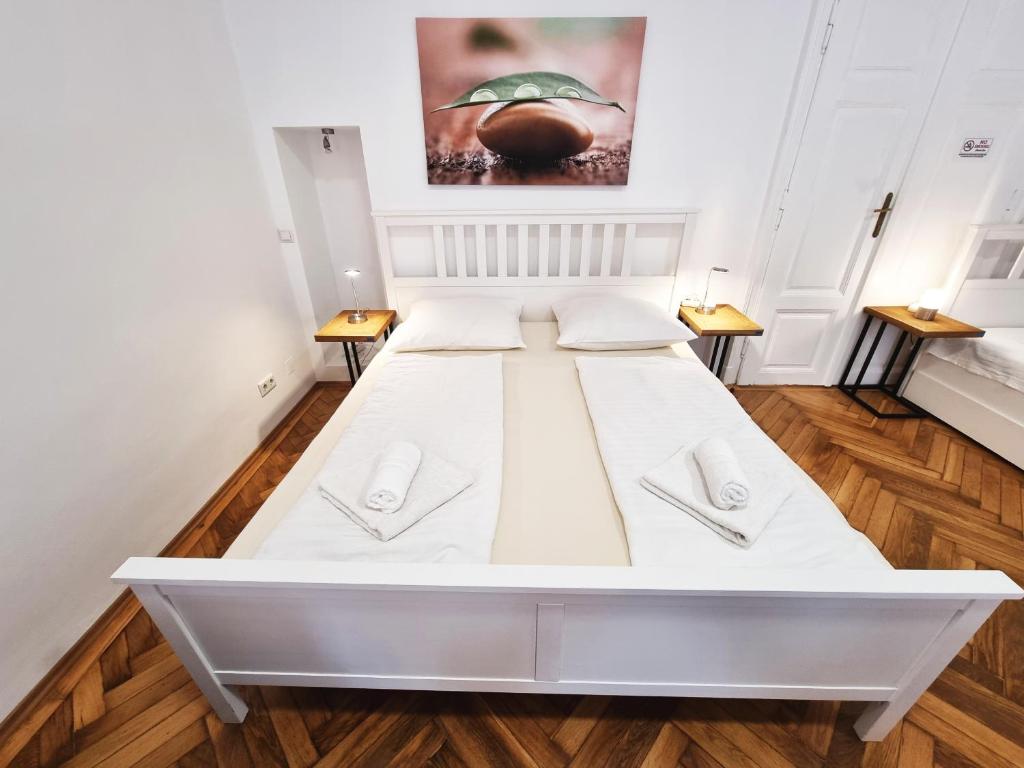 Łóżko lub łóżka w pokoju w obiekcie GAL Apartments Vienna