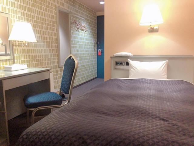 Postel nebo postele na pokoji v ubytování Seagrande Shimizu Station Hotel